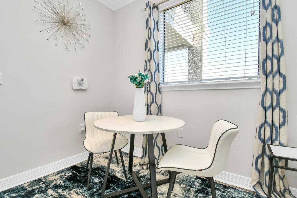 Chic Retreat-Walk To Nrg-Pool Apartment Houston Exterior photo