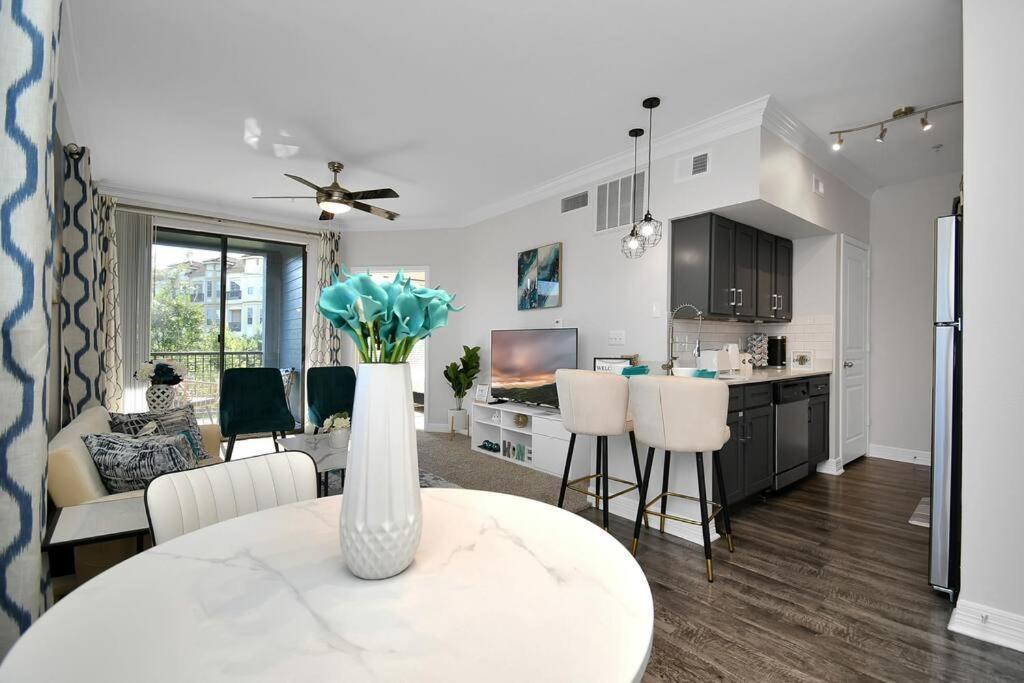 Chic Retreat-Walk To Nrg-Pool Apartment Houston Exterior photo